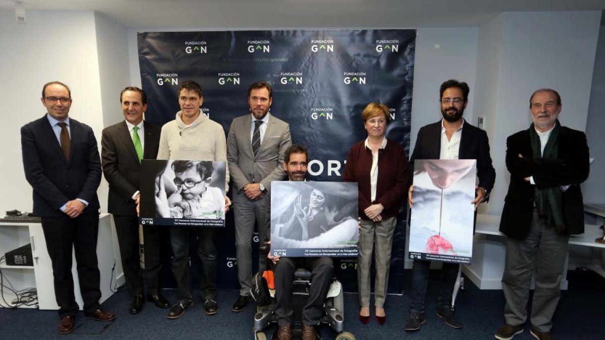 Óscar Puente y el presidente del Grupo Norte, José Rolando, entre otras autoridades, junto a los galardonados, acompañados de sus imágenes.-ICAL
