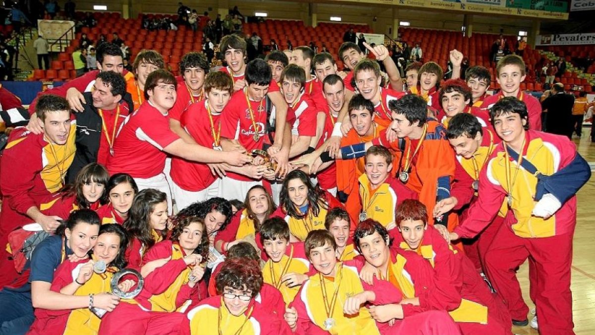 Las selecciones de Castilla y León cadetes e infantiles posan con sus medallas en los Campeonatos de España de Balonmano celebrados en Valladolid en enero de 2009.-J. M. LOSTAU