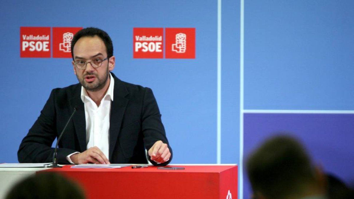 El portavoz del PSOE en el Congreso de los Diputados, Antonio Hernando, se reúne con dirigentes socialistas-Ical