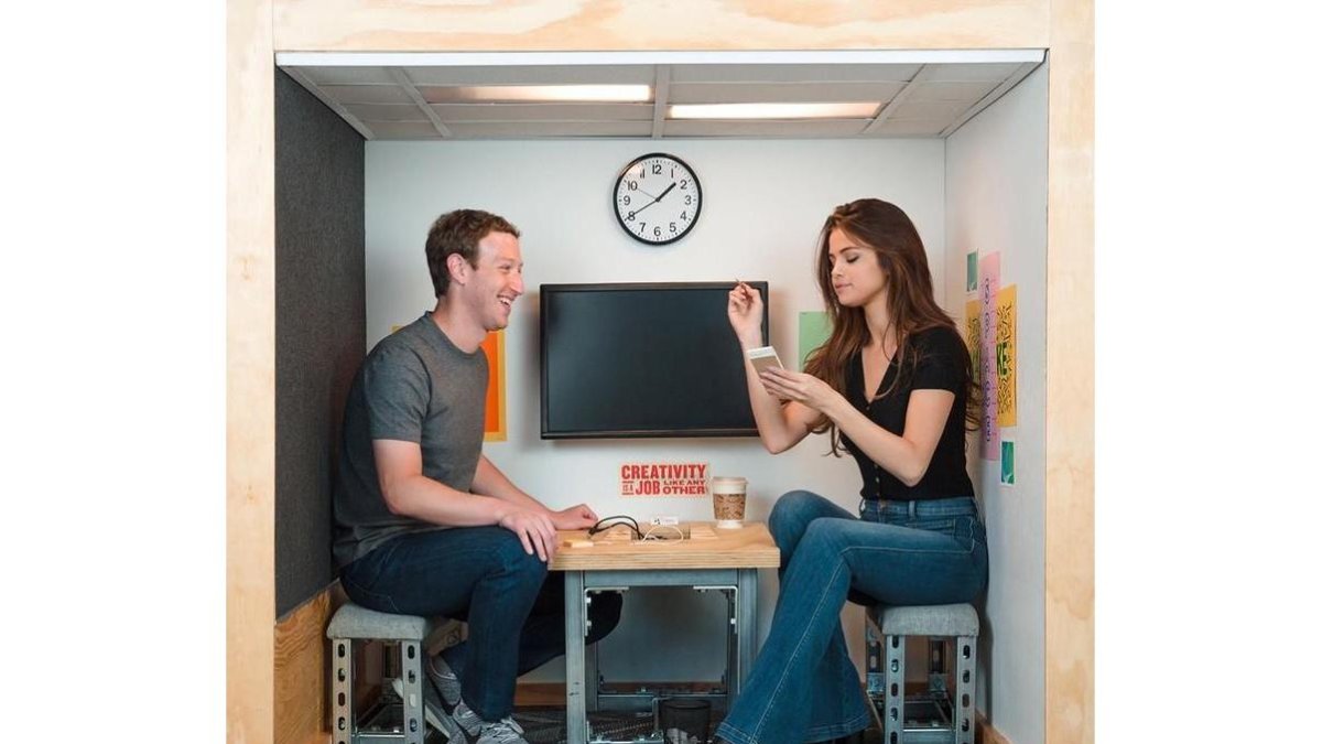 Mark Zuckerberg y Selena Gomez, en las oficinas de Facebook, donde han celebrado que la cantante es la persona que más seguidores tiene en Instagram.-FACEBOOK