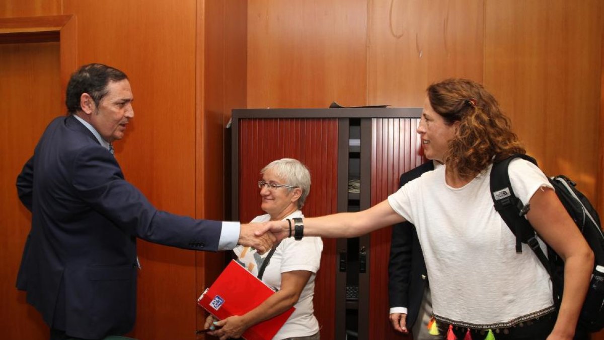 El consejero de Sanidad, Antonio María Sáez Aguado (I), se reune con la representante de la Plataforma Anhelo de Aguilar de Campoo, Toñi Merino (C); y con la representante del comité de empresa del hospital Tres Mares de Reinosa (Cantabria).-ICAL