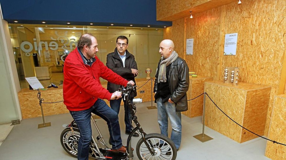 Un visitante prueba el patinete eléctrico junto a José Ignacio Viejo y Enrique Vilacé en el Museo de la Ciencia.-J. M. LOSTAU