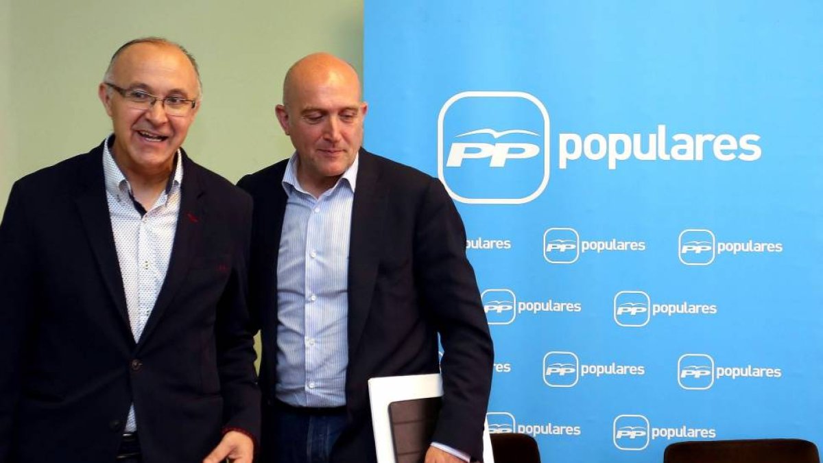 El presidente del PP de Valladolid, Ramiro Ruiz Medrano, y el secretario general del partido, Jesús Julio Carnero, valoran los resultados electorales-Ical