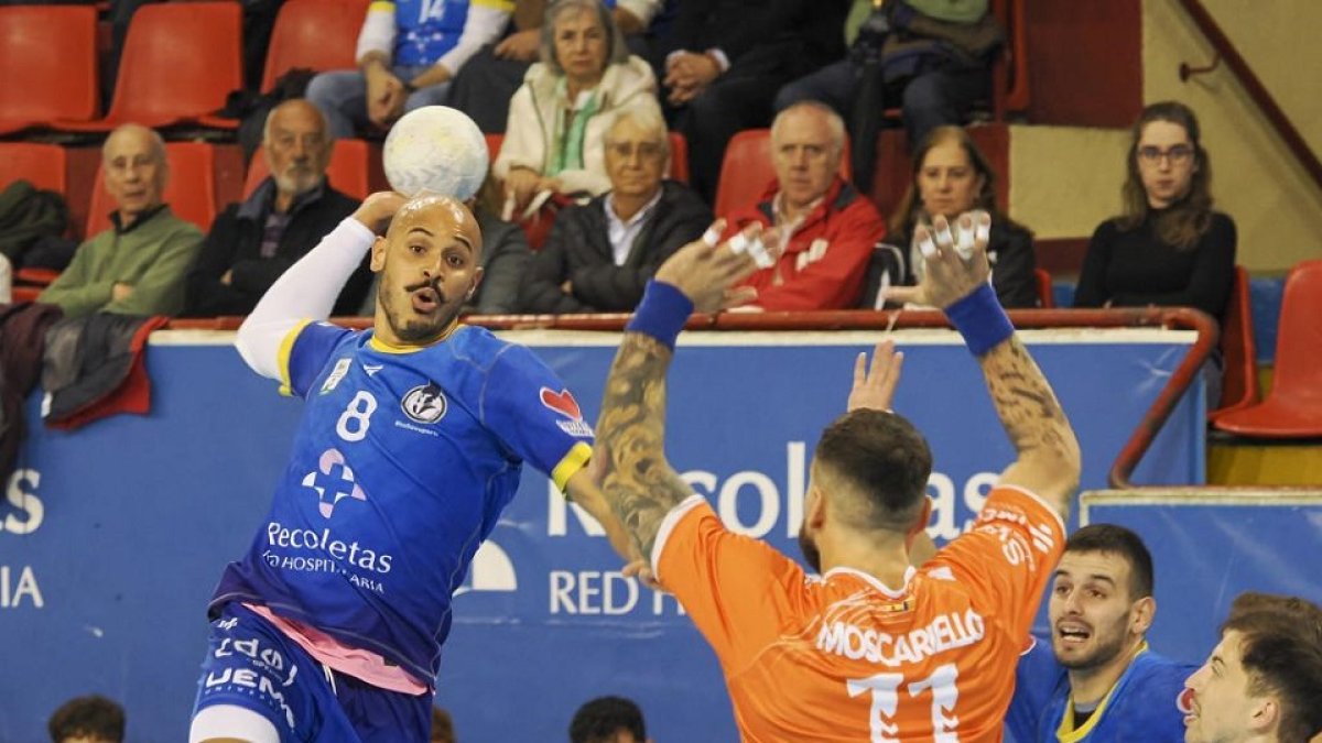 Tarsicio Freitas arma el brazo antes de un lanzamiento ante el Benidorm. / PHOTOGENIC