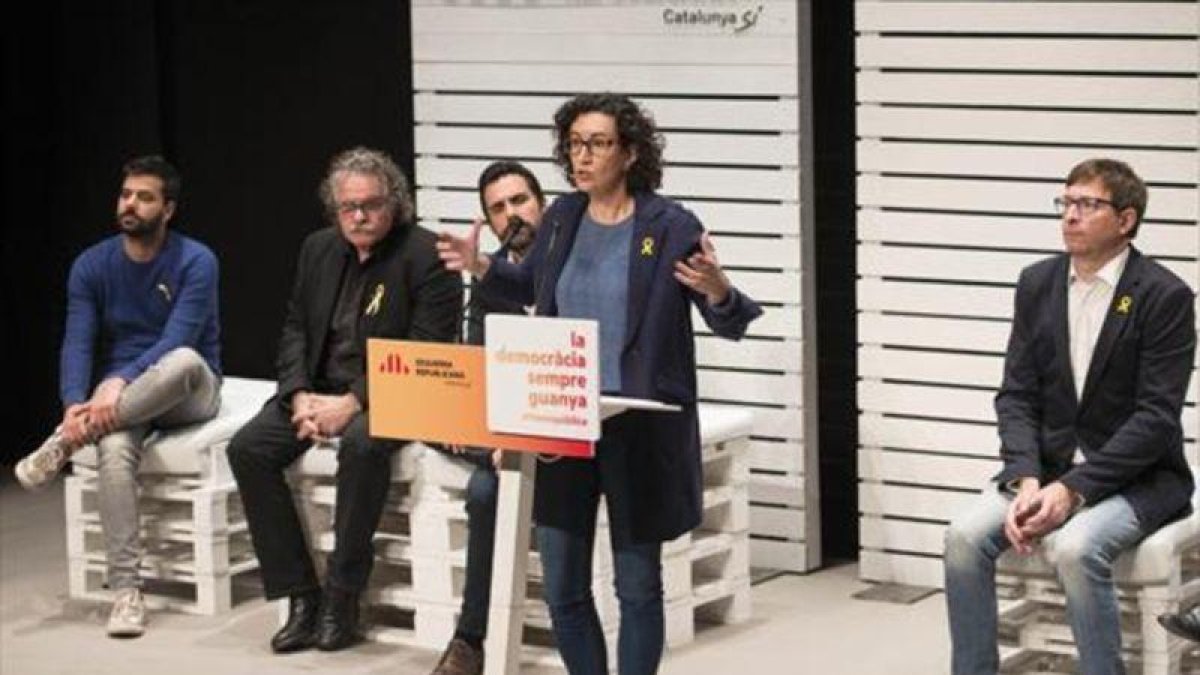 Marta Rovira discursea en el mitin de ERC en Blanes, acompañado por (de izquierda a derecha) Ruben Wagensberg, Joan Tardà, Roger Torrent y Carles Mundó.-ICONNA / GLÒRIA SÀNCHEZ