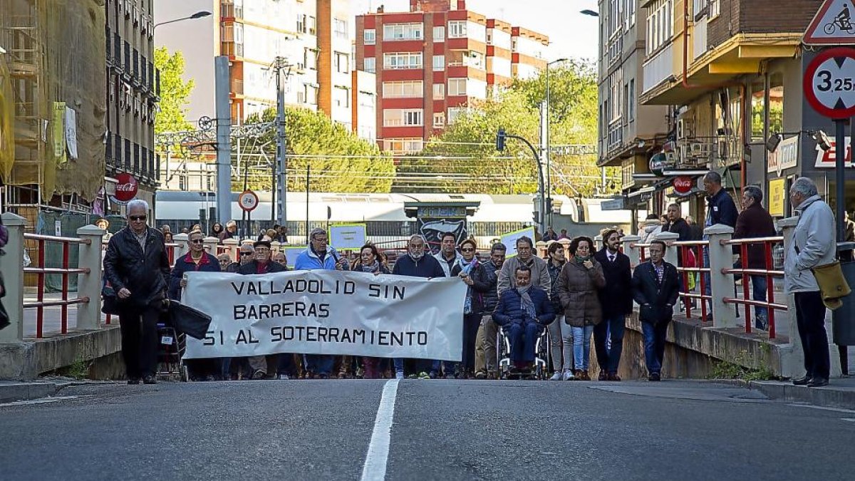 Imagen de la última manifestación de los vallisoletanos a favor del soterramiento.-E.M.