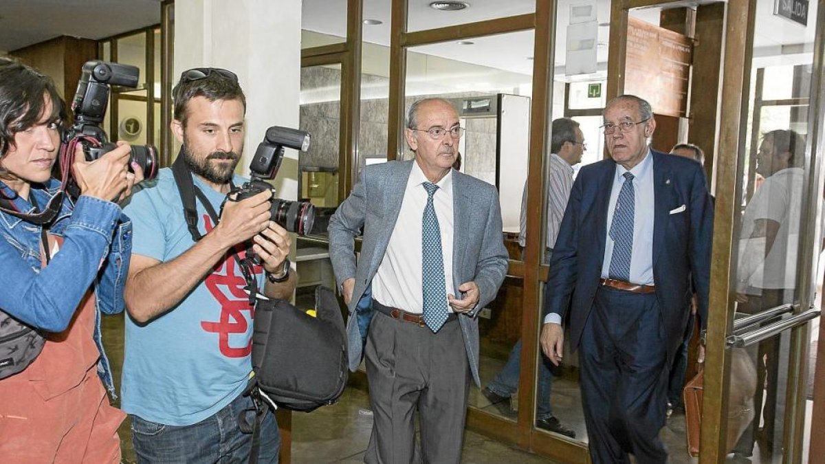 Luis Alberto Samaniego (C) a su llegada a los juzgados para declarar.-E.M.