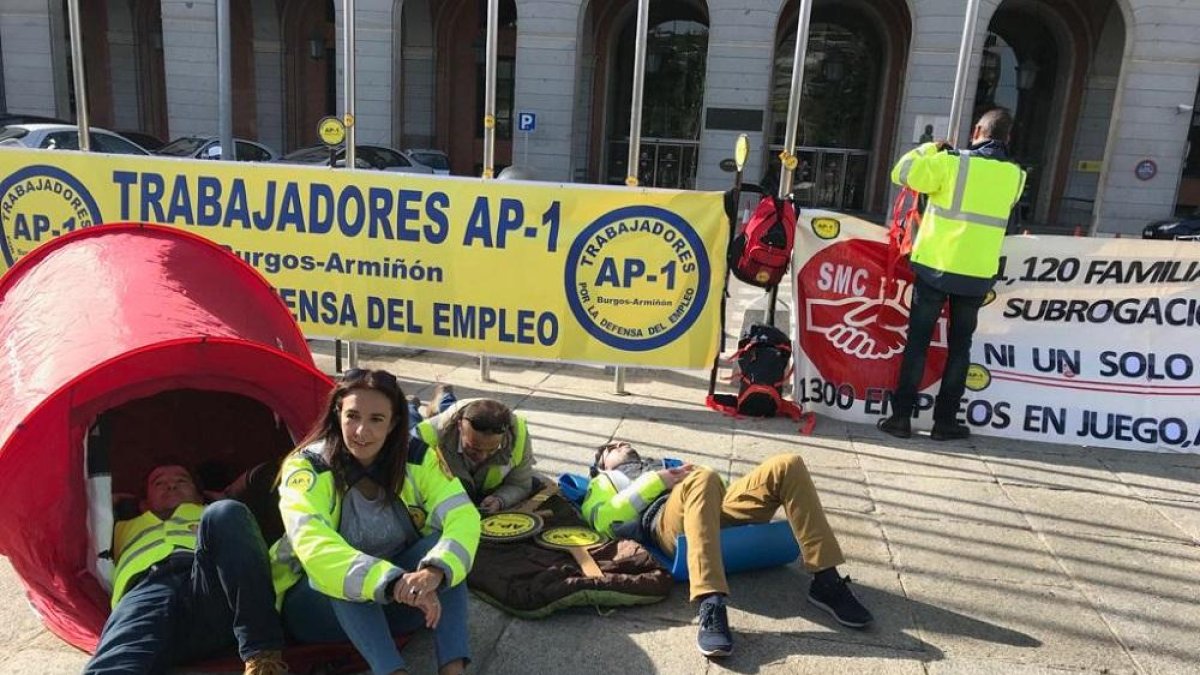 Trabajadores de la AP-1, durante su protesta en Fomento.-E. M.