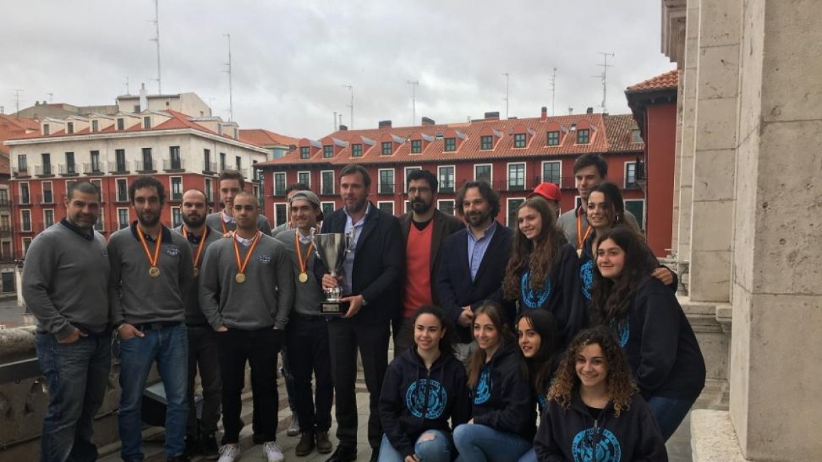Recepción de los equipos del CPLV en el Ayuntamiento.-EL MUNDO