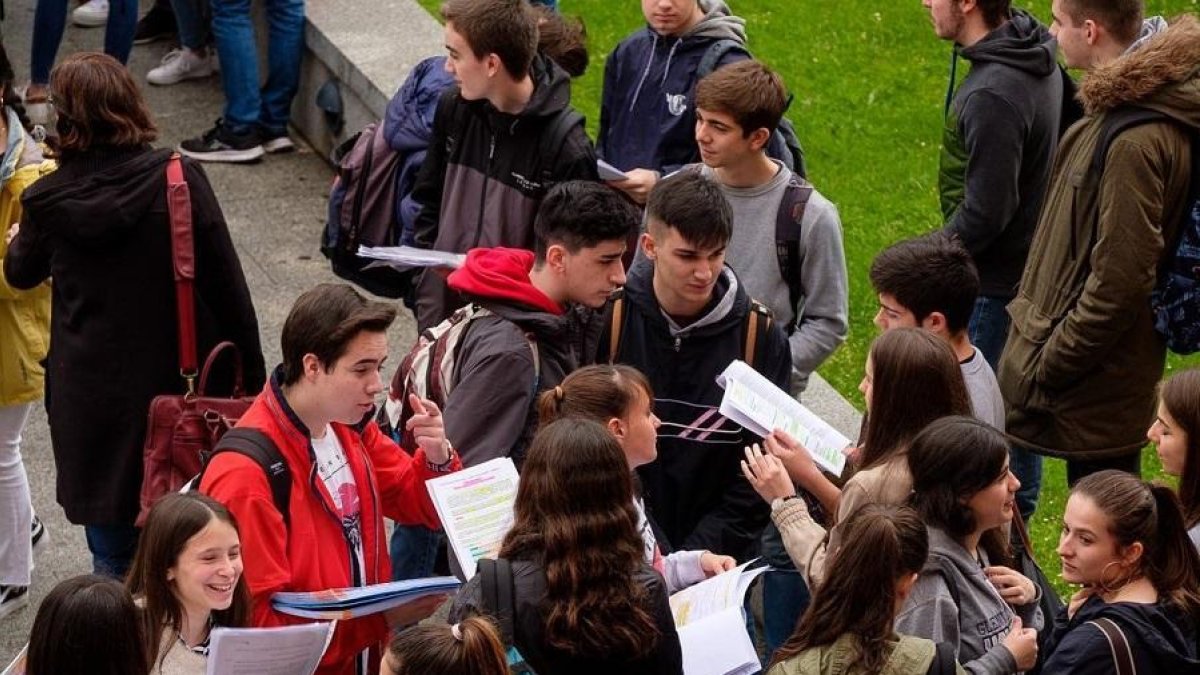 Varios estudiantes en los exámenes de selectividad-E. PRESS
