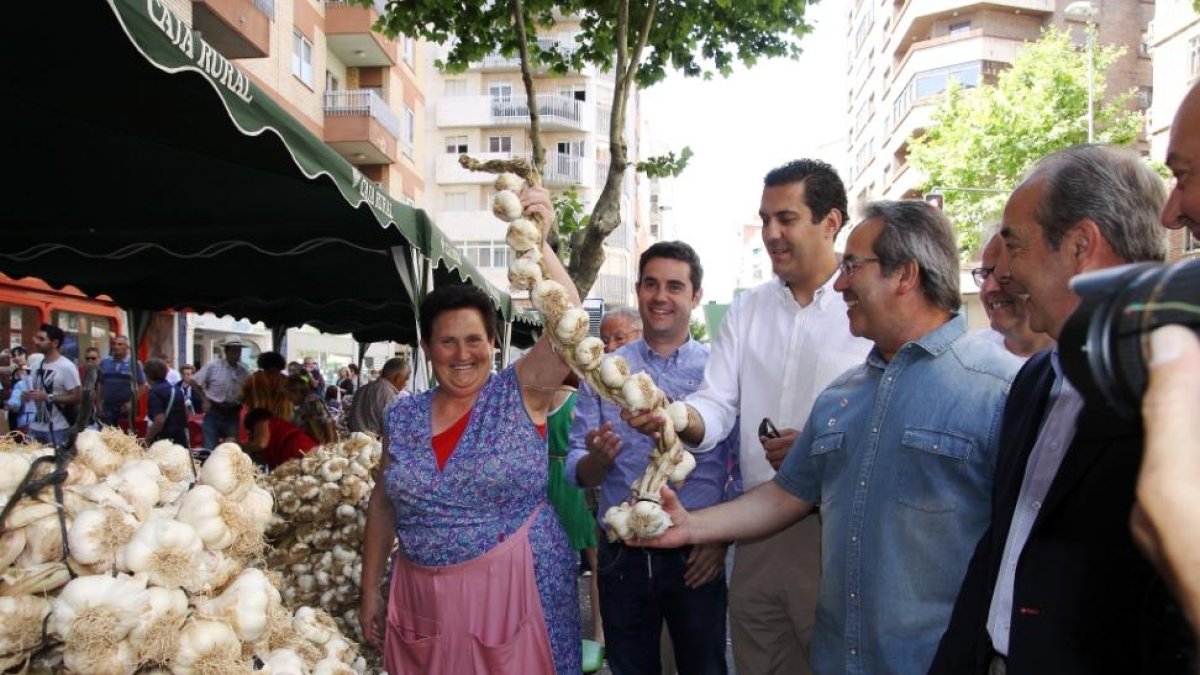 El alcalde de Zamora, Francisco Guarido, durante la inauguración de la feria del Ajo de Zamora.-ICAL