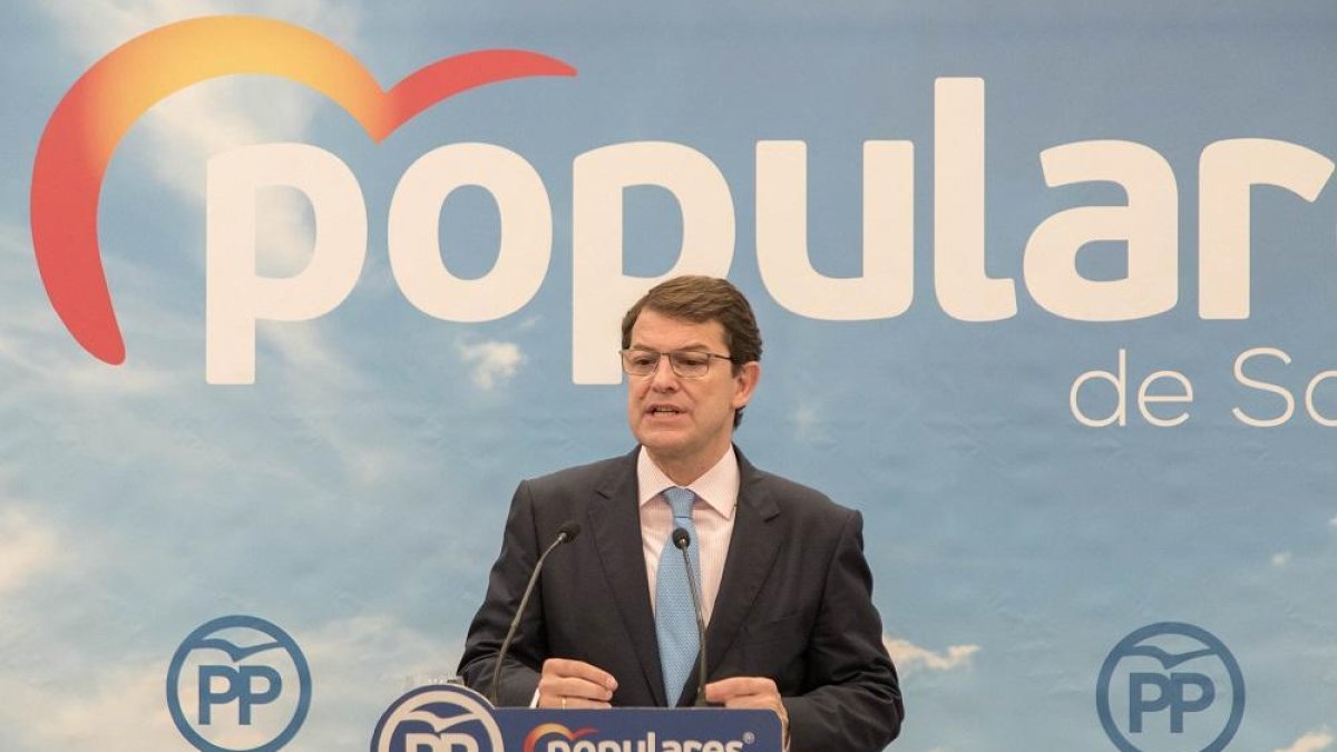 El presidente del Partido Popular de Castilla y León, Alfonso Fernández Mañueco, y su homólogo en el PP de Salamanca, Javier Iglesias, presentan a los integrantes de la candidatura autonómica de la formación popular por Salamanca-ICAL