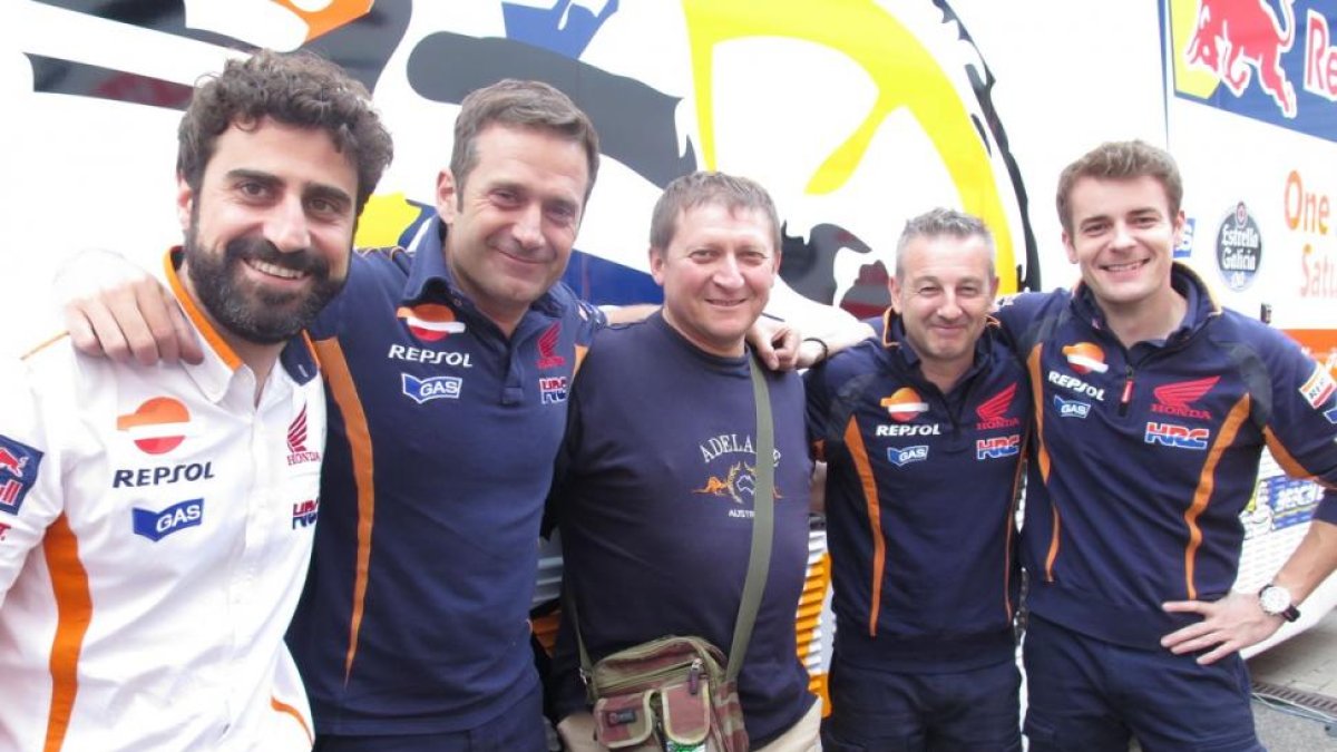 Stefano Laghi, junto a Santi Hernández, Carlos Liñán, Roberto Clerici y Jordi Castellá, del equipo de Marc Márquez.-EMILIO PÉREZ DE ROZAS