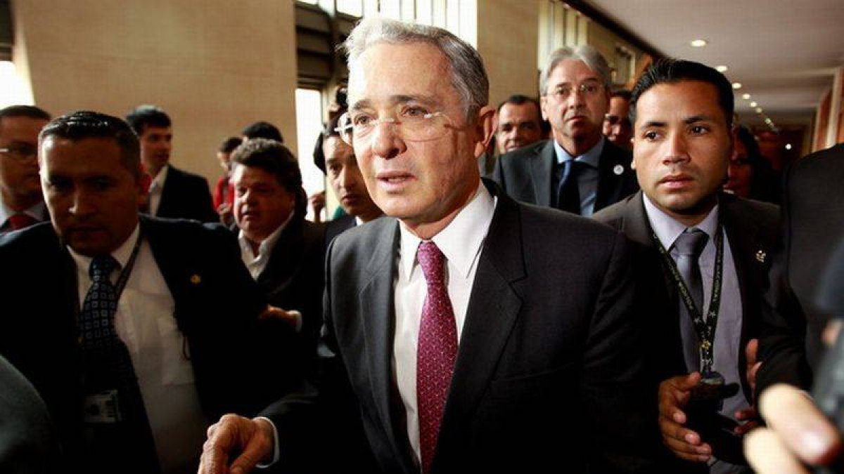El expresidente Álvaro Uribe, tras retirarse del debate en el Congreso, el miércoles en Bogotá.-Foto: EFE / MAURICIO DUEÑAS CASTAÑEDA
