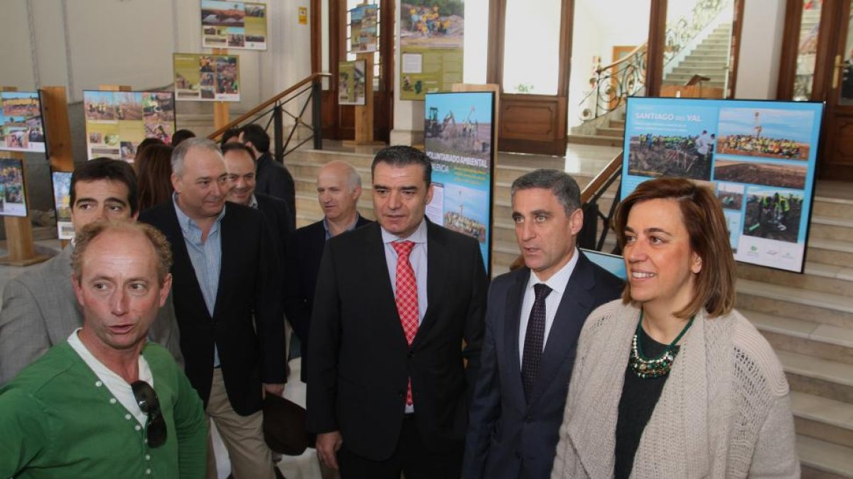 La presidenta de la Diputación, Ángeles Armisén, junto al director de Negocio de CaixaBank, Miguel Oscar Rivas (3D); y al diector general de la fundación Caja Burgos, Rafael Barbero (2D)-ICAL