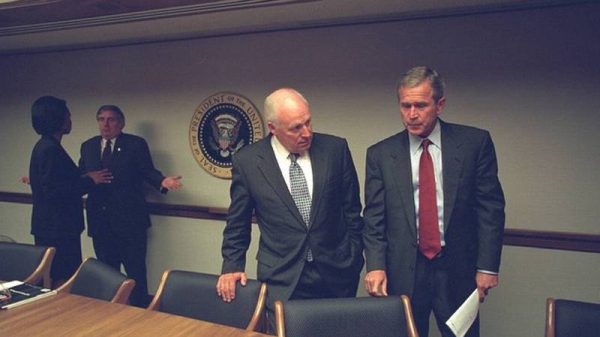 Bush y Cheney durante el gabinete de emergencia.-Foto: REUTERS