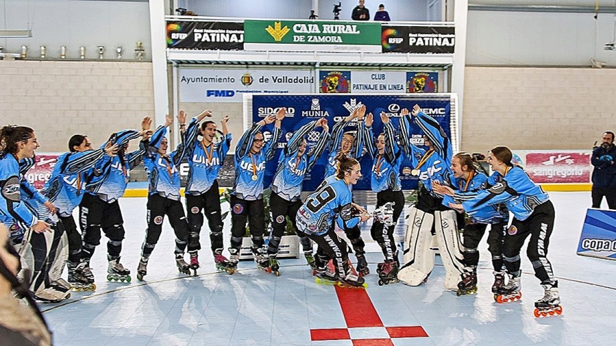 Las jugadoras del CPLV UEMC celebran su triunfo en la Copa Princesa tras derrotar al Fénix Madrid en Canterac. ALFONSO PELAYO ZAERA