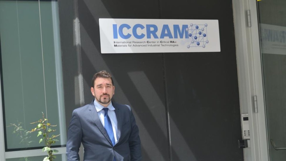 El director del ICCRAM, Santiago Cuesta, frente a las instalaciones del centro en el campus de la Universidad de Burgos.-ECB