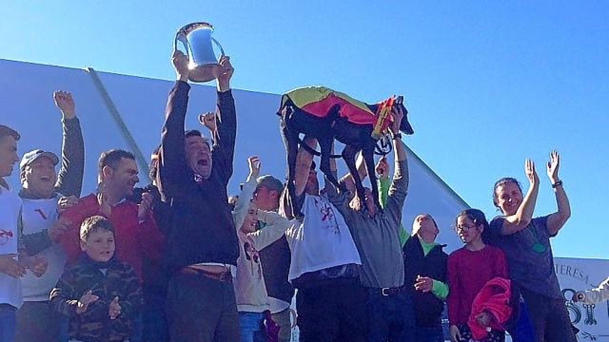 Faruk de la Tata y sus propietarios y mostrando los trofeos de campeón de España.-LEONARDO DE LA FUENTE