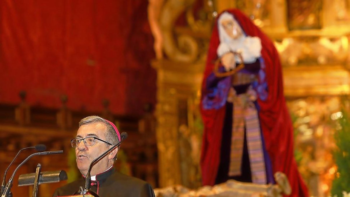 El obispo auxiliar Luis Arüello durante su pregón de Semana Santa en la catedral de Valladolid, con la imagen de la Virgen detrás.-J.M.LOSTAU
