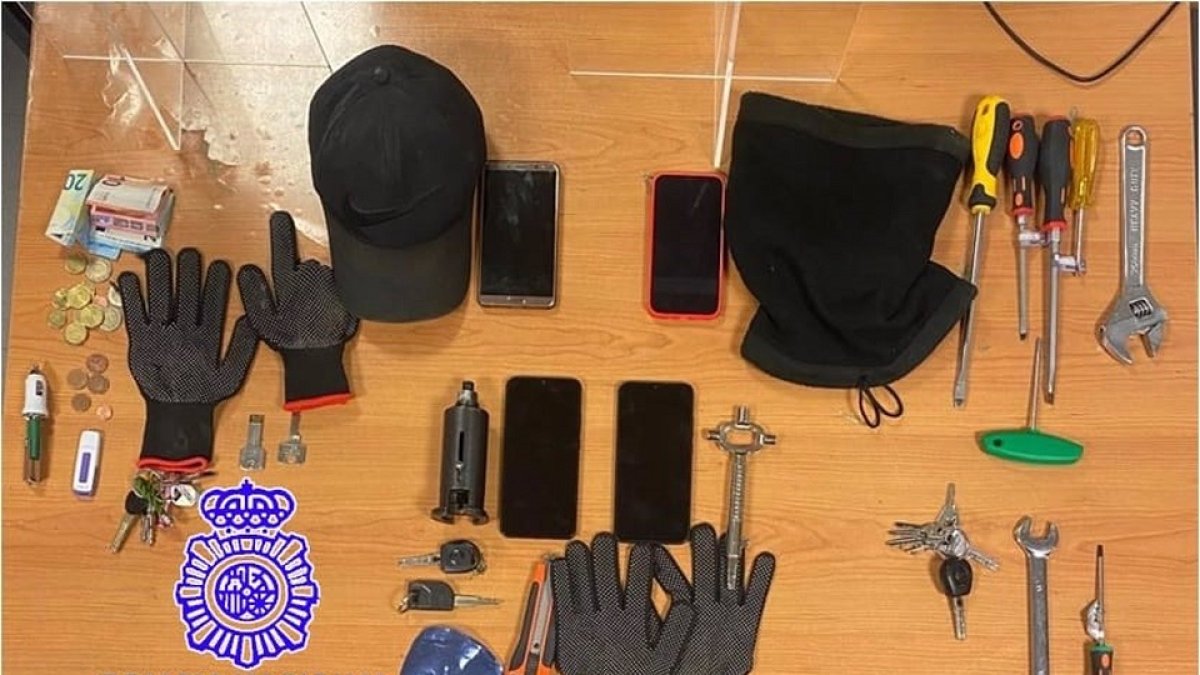 Efectos ocupados por la policía a los tres detenidos. - SUBD. GOBIERNO VALLADOLID