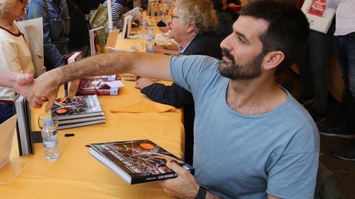 El fotoperiodista Jordi Borràs firmando libros por Sant Jordi 2018.-RICARD CUGAT