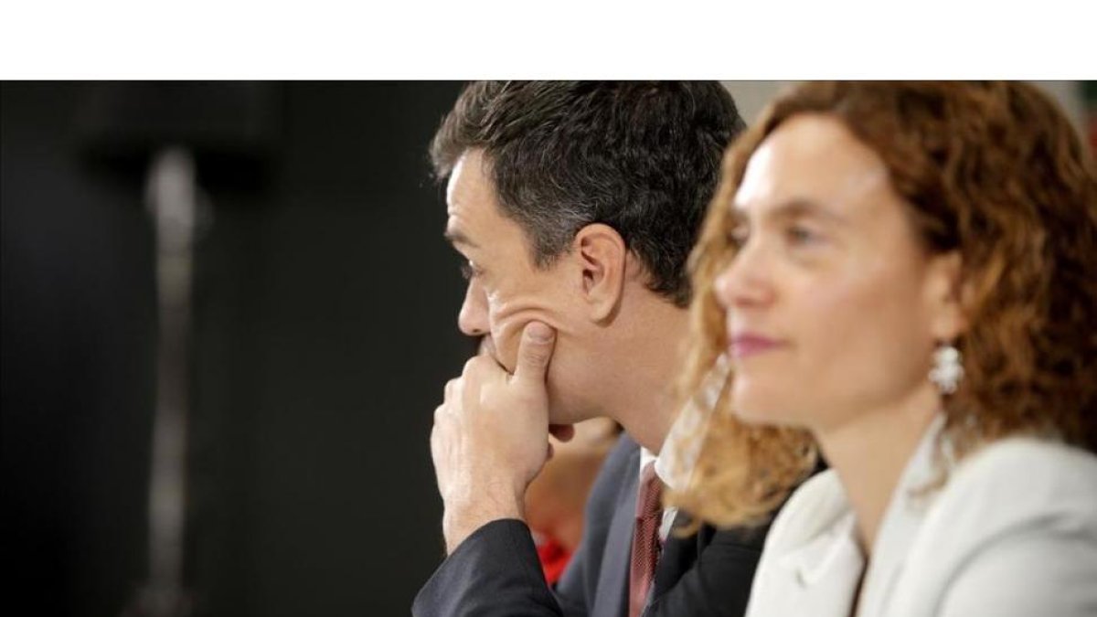 El líder del PSOE, Pedro Sánchez, junto a Meritxell Batet, del PSC, en un reciente acto electoral.-JOSÉ LUIS ROCA
