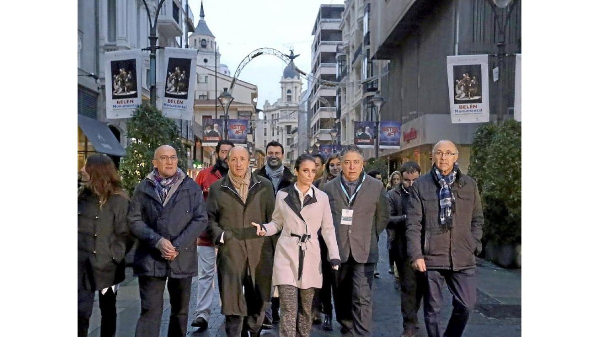 Andrea Levy recorre la calle Santiago escoltada por Jesús Julio Carnero, Miguel Ángel Cortes, Tomás Burgos y Ramiro Ruiz Medrano.-Ical