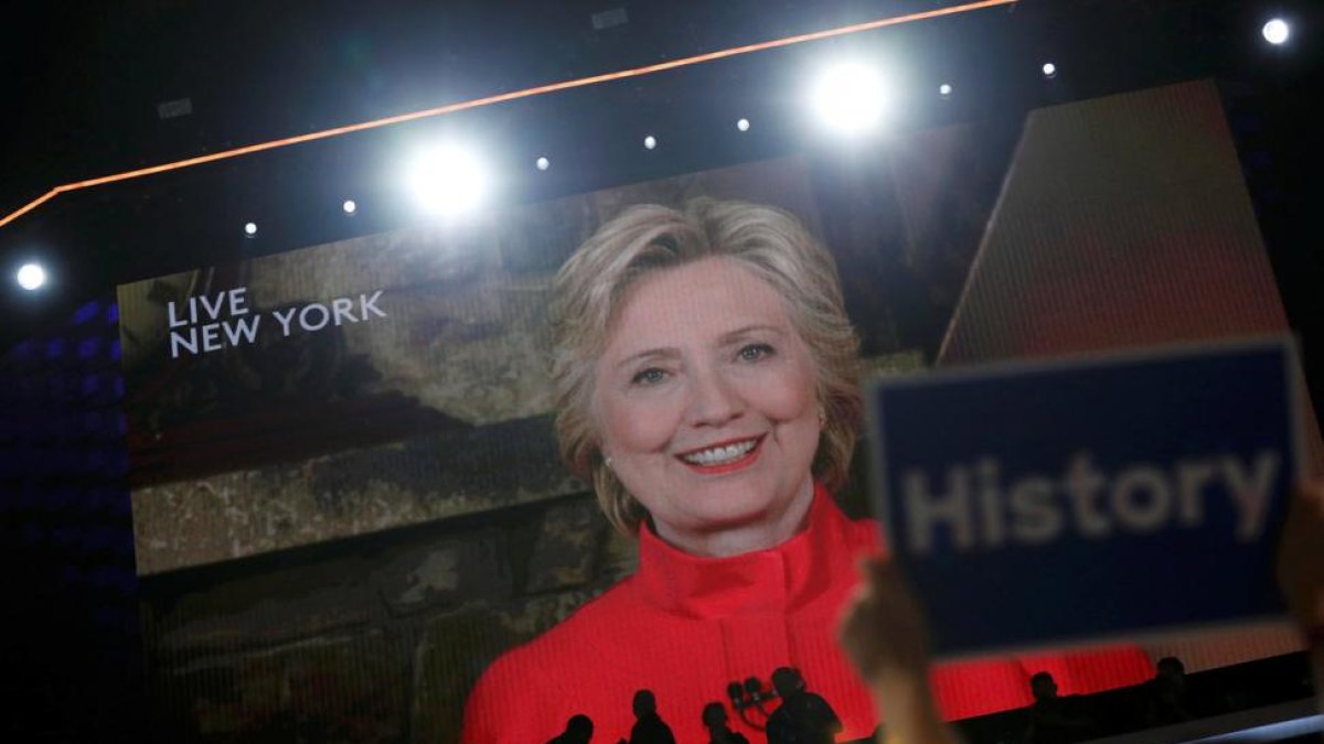 Hillary Clinton se dirige, vía vídeo desde Nueva York, a los asistentes a la convención demócrata, este martes.-REUTERS