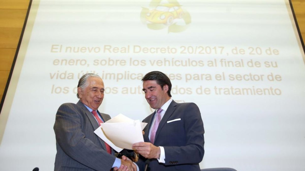 El consejero de Fomento y Medio Ambiente, Juan Carlos Suárez-Quiñones, firma un protocolo de colaboración con el presidente de Sigrauto (Asociación Española para el Tratamiento Medioambiental de los Vehículos Fuera de Uso), Carlos Mataix-Miriam Chacón / ICAL