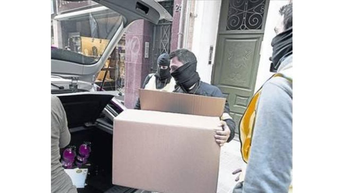 Mossos en la operación contra los Black Panthers, en febrero del 2013.-Foto: DANNY CAMINAL