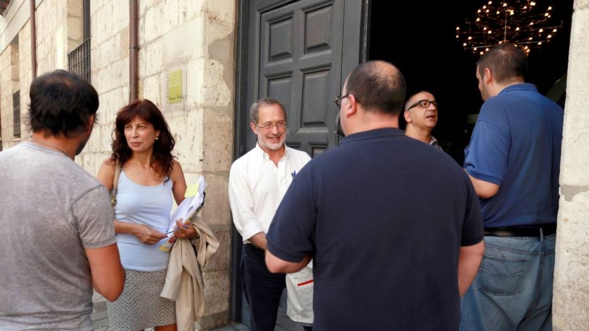 La concejala de Cultura del Ayuntamiento de Valladolid, Ana Redondo, y el concejal de Urbanismo, Infraestrcuturas y Vivienda, Manuel Saravia, presiden la reunión de la Comisión de Fiestas-Ical