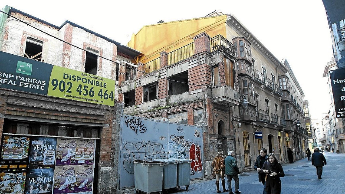 Edificio Villa Julia, en la calle Zúñiga. - J. M. LOSTAU