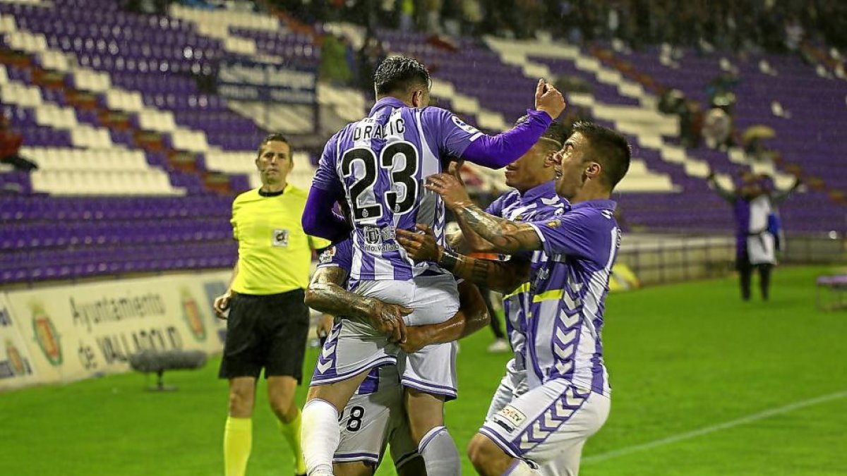 Drazic, autor de dos goles ante el Tenerife, es felicitado por sus compañeros.-PABLO REQUEJO