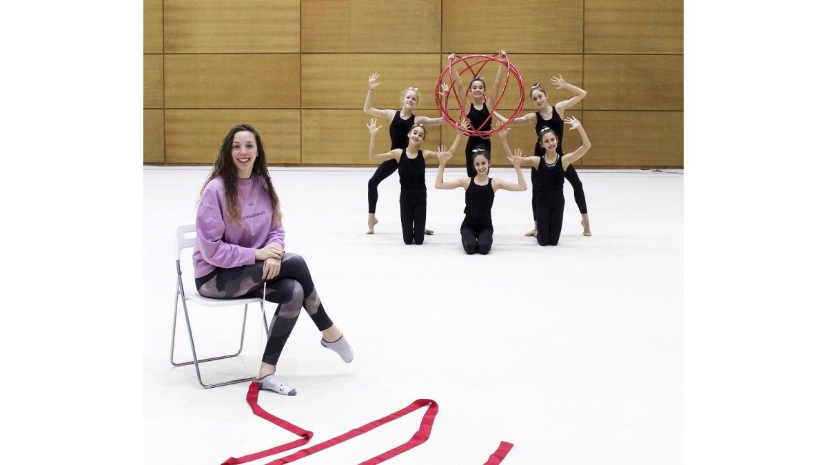 Ana María Pelaz posa en las instalaciones del CAR en Madrid junto al equipo nacional júnior.-RFEGIMNASIA