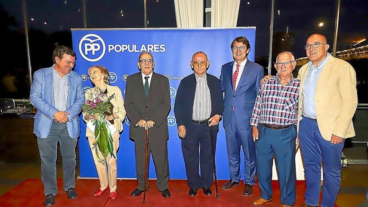 Francisco Vázquez, Alfonso Fernández Mañueco y Jesús Julio Carnero, junto a los afiliados homenajeados.-ICAL