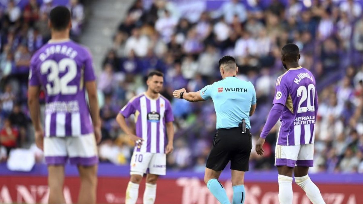 El colegiado señala el centro del campo en el 0-2 del Sevilla. / LA LIGA