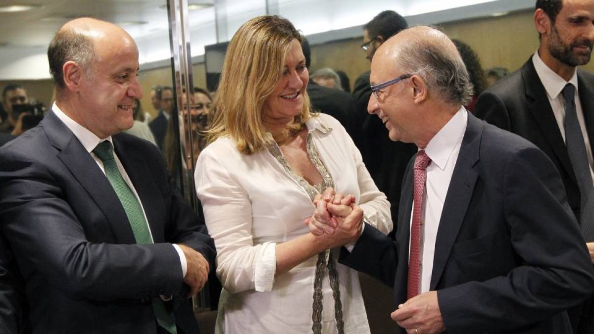 La consejera de Economía y Hacienda, Pilar del Olmo, saluda al ministro de Hacienda y Administraciones Públicas, Cristóbal Montoro al comienzo de la reunión del Consejo de Política Fiscal y Financiera-Ical
