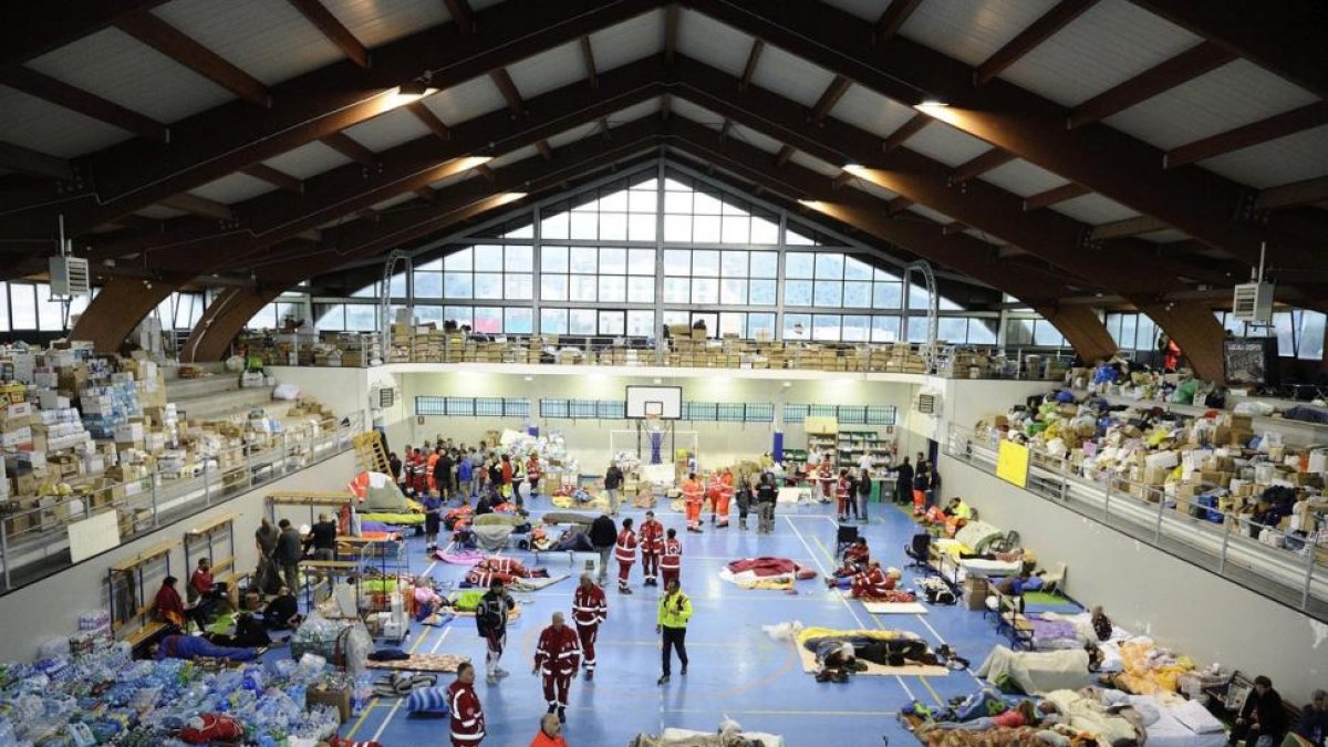 Vista general de un pabellón de deportes reconvertido en alojamiento temporal para los damnificados en Amatrice, centro de Italia.-FLAVIO LO SCALZO / EFE