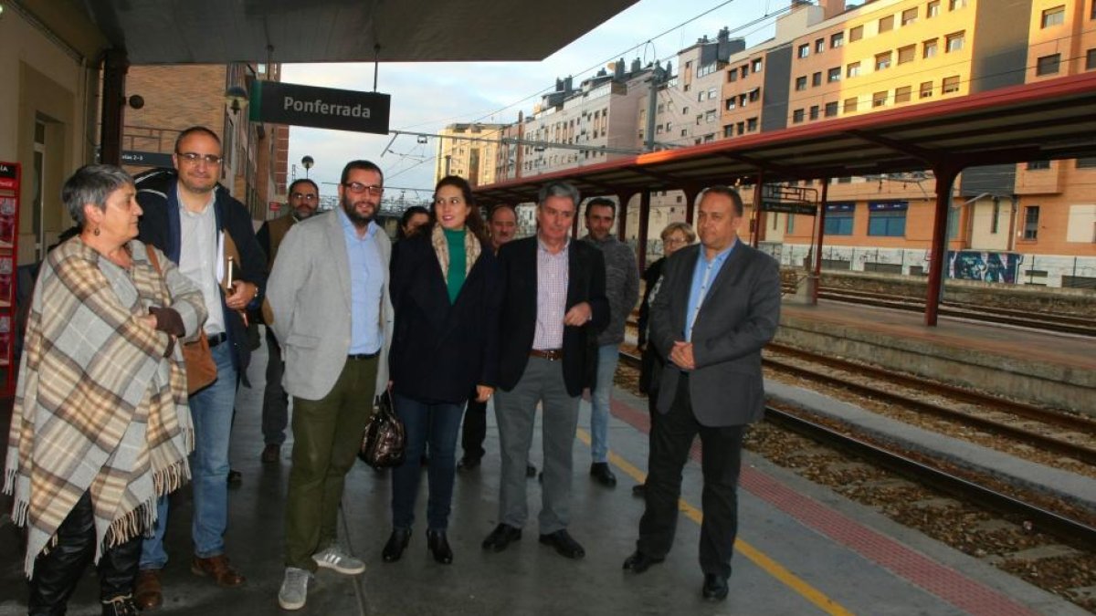 Los candidatos el PSOE al Congreso y al Senado por León, junto al secretario federal de Cultura, Ibán García del Blanco (3I), y el presidente del Consejo Comarcal, Gerardo Álvarez Courel (D), en la estación de tren de Ponferrada para tratar los servicios-Ical