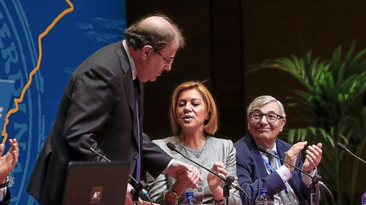 Juan Vicente Herrera y María Dolores de Cospedal durante el acto inaugural del congreso.-J.M. LOSTAU