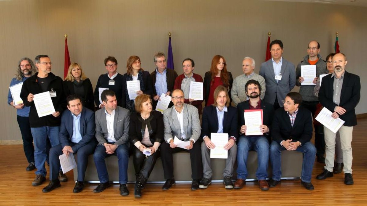 Los grupos parlamentarios de las Cortes se reúnen con la Plataforma de Investigadores de las universidades públicas de Castilla y León.-ICAL