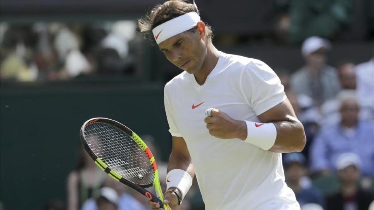 Nadal celebra un punto en su debut en Wimbledon.-AP / BEN CURTIS