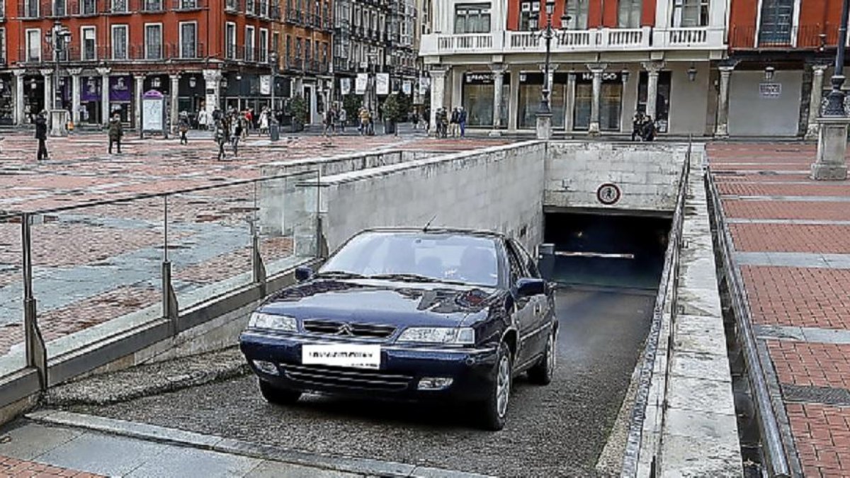 Un vehículo sale del aparcamiento subterráneo de la Plaza Mayor de Valladolid.-J.M. LOSTAU