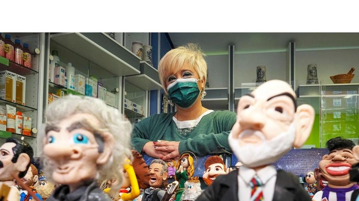 Regina Suárez, farmacéutica y artesana de belenes / Miguel Ángel Santos