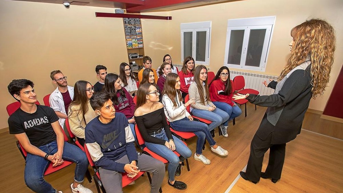 Estudiantes en las instalaciones de Idiomas Watson.-J. M. LOSTAU