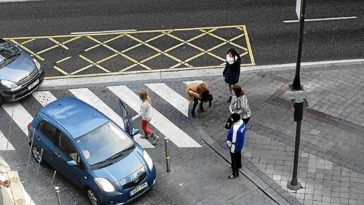 Coche accidentado por el bolardo en plaza Mayor-Francisca Velasco