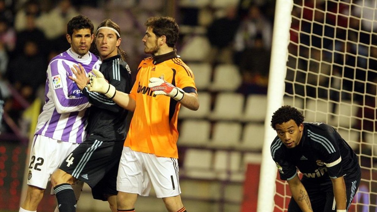 Sergio Ramos impide que Costa atosigue a Casillas, con Marcelo atento a un saque de córner, el día del 1-4.-MONTSE ÁLVAREZ