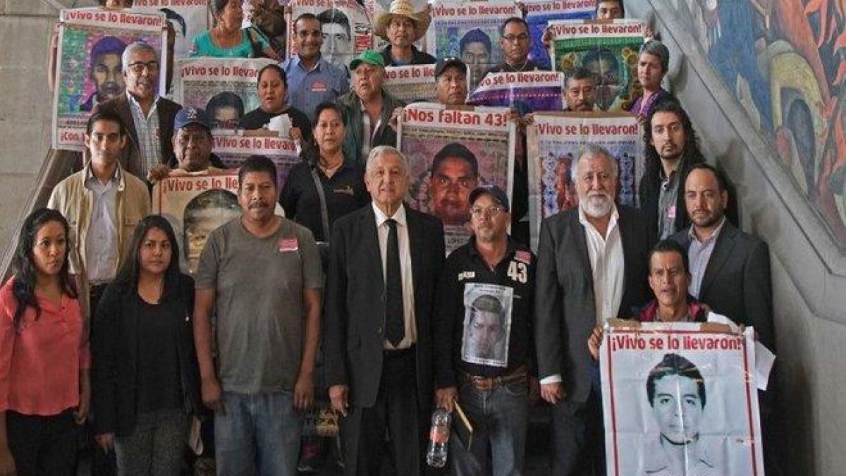 El presidente de México y los padres de los 43 estudiantes desaparecidos.-