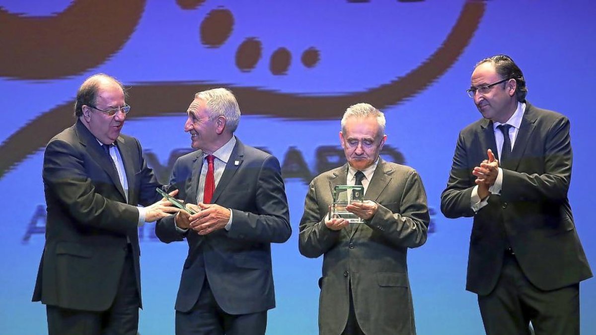 Juan Vicente Herrera junto con Dionisio Sánchez, Faustino González y Alfonso Polanco en la gala del XXX aniversario de la FRMP.-ICAL